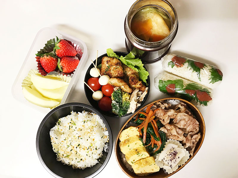 学校と部活の日のお弁当。朝練の後や休み時間にもたくさん食べるのでお弁当を2つに分けています。腹持ちの良いお餅を持たせたくて、油揚げにお餅を入れてお雑煮にしたところお昼に食べても柔らかく、冬のお弁当には良いようです。できるだけ前夜に下ごしらえし、作り置きを増やしています。毎朝忙しいですが、お弁当でサポートできるのも今だけだと思い楽しみながら作っています。