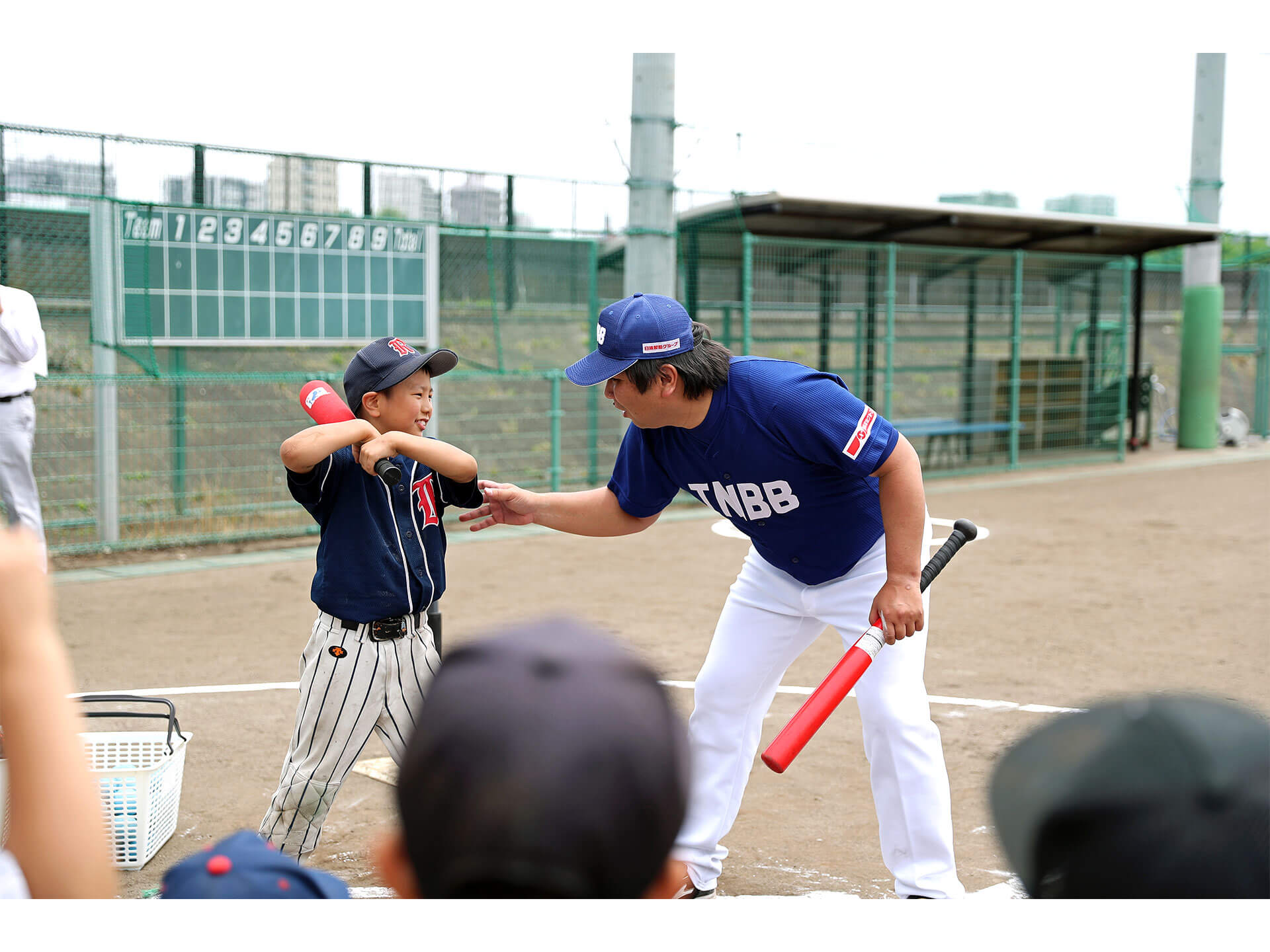 打撃指導を行う里崎氏